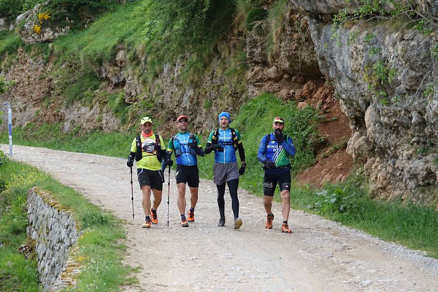 El mundo del trail asturiano tuvo hoy una cita ineludible en los Picos de Europa, con la celebración de la VII Traveserina, una de las carreras del calendario asturiano que discurre por los parajes de los Picos de Europa, partiendo desde Sotres para llegar hasta Arenas de Cabrales