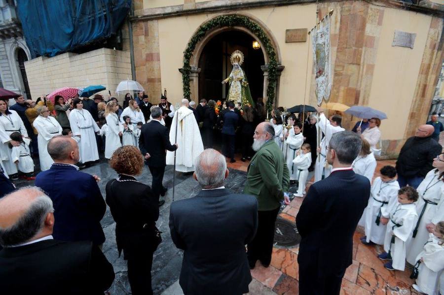 San Tirso El Real acogió este sábado el respónso por Velasquita Giráldez, La Balesquida y la procesión de la Esperanza.