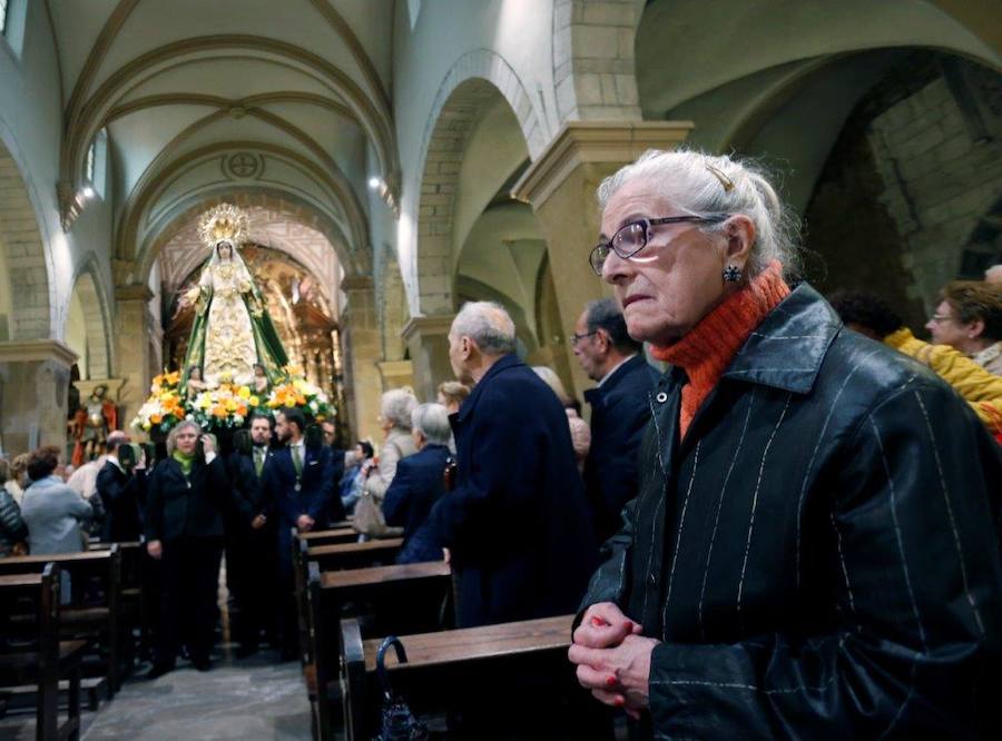 San Tirso El Real acogió este sábado el respónso por Velasquita Giráldez, La Balesquida y la procesión de la Esperanza.