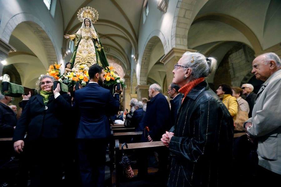 San Tirso El Real acogió este sábado el respónso por Velasquita Giráldez, La Balesquida y la procesión de la Esperanza.