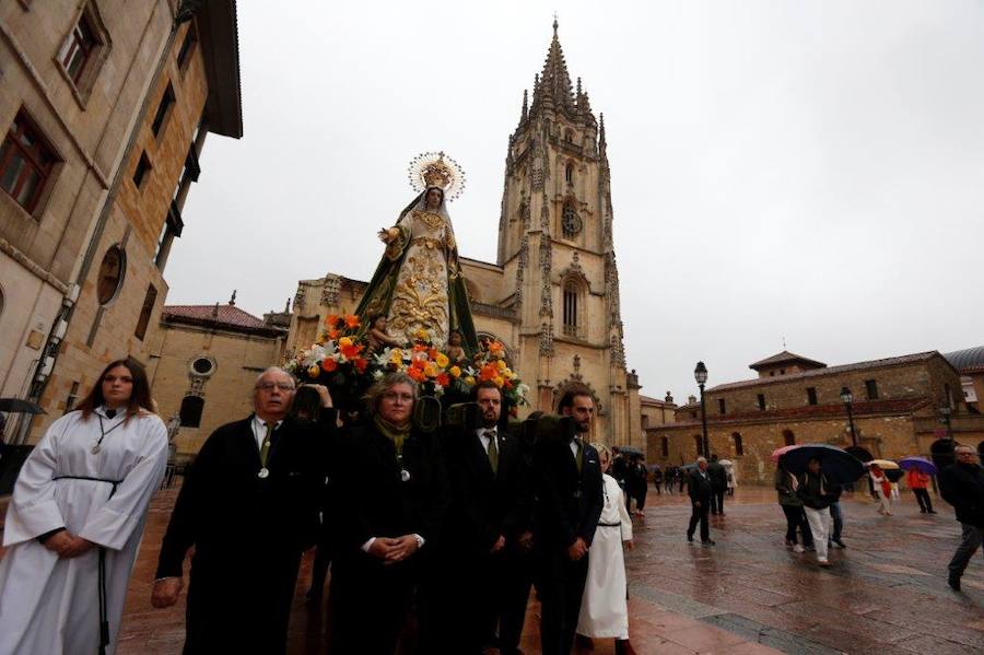 San Tirso El Real acogió este sábado el respónso por Velasquita Giráldez, La Balesquida y la procesión de la Esperanza.