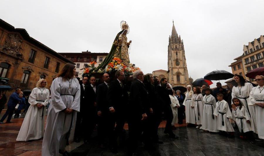 San Tirso El Real acogió este sábado el respónso por Velasquita Giráldez, La Balesquida y la procesión de la Esperanza.