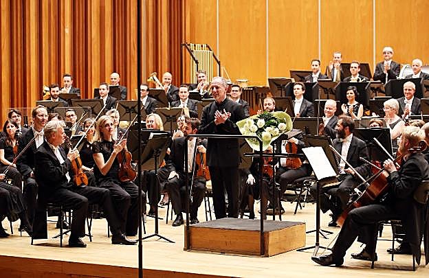 Rossen Milanov saludó uno por uno a sus músicos al término del recital y recibió un ramo de flores de manos de Ana Mateo. 