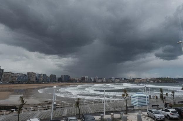 Al mediodía se registraron fuertes lluvias sobre la playa de San Lorenzo, en Gijón. 