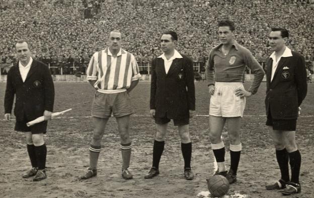 Sánchez, capitán del Sporting, con Falín, del Oviedo, en el partido que los gijoneses ganaron por 5-1 el 27 de enero de 1957.