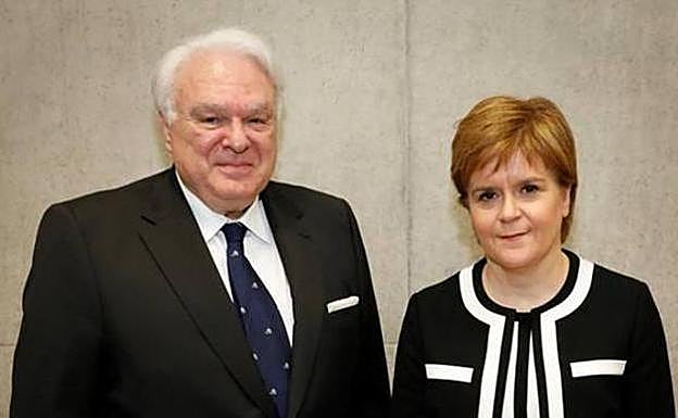 Nicola Sturgeon, líder del partido SPD, junto al cónsul español Miguel Ángel Vecino.
