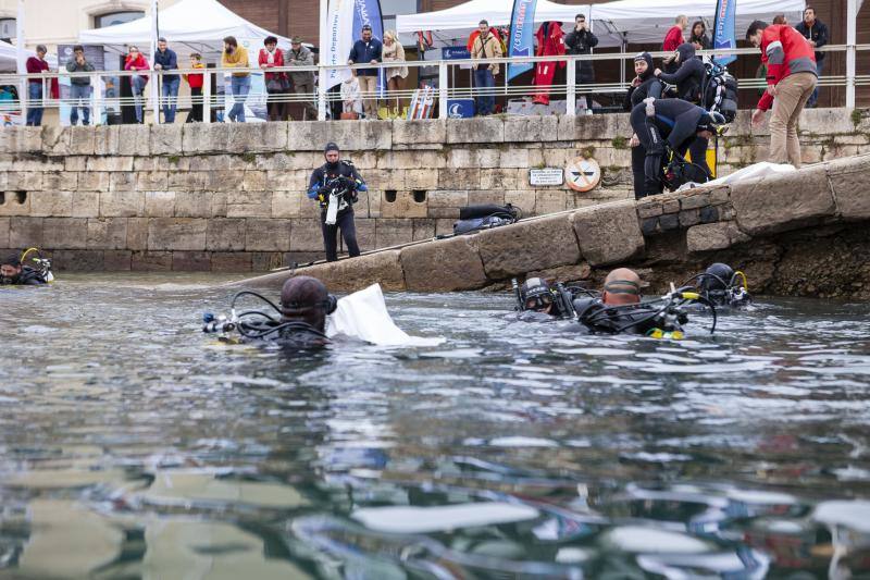 Neumáticos, cristales, un radiocasete, una papelera... Entre los kilos de basura que extrajeron los miembros de la Federación de Actividades Subacuáticas del Principado había de todo. La tarea tuvo mucha expectación y, entre los propósitos de la misma estaba concienciar a la sociedad. 