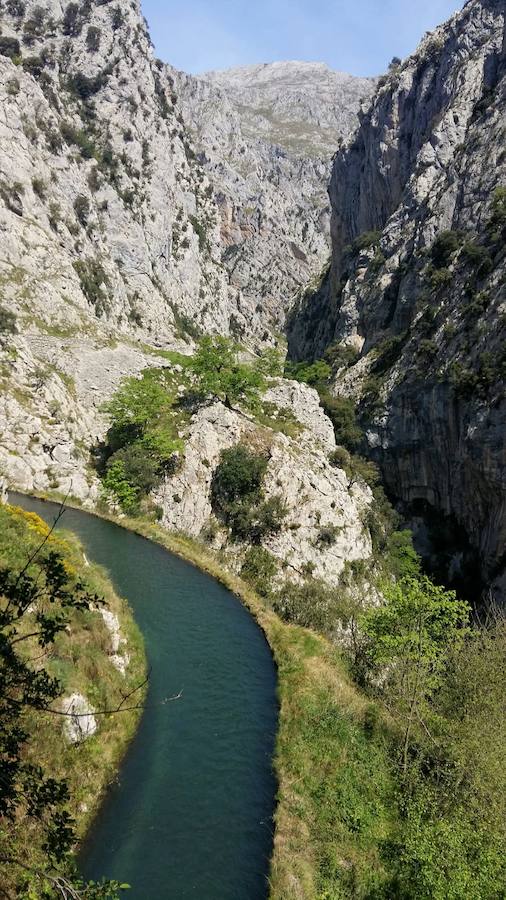 Unas espectaculares imágenes que reflejan a la perfección la belleza de esta senda que discurre a través de los Picos de Europa.