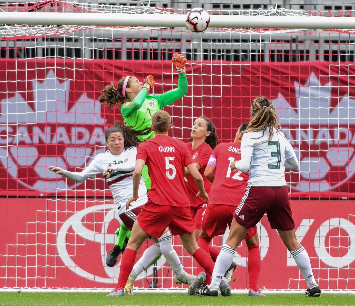 Stéphanie Labbé, en un partido con su selección.