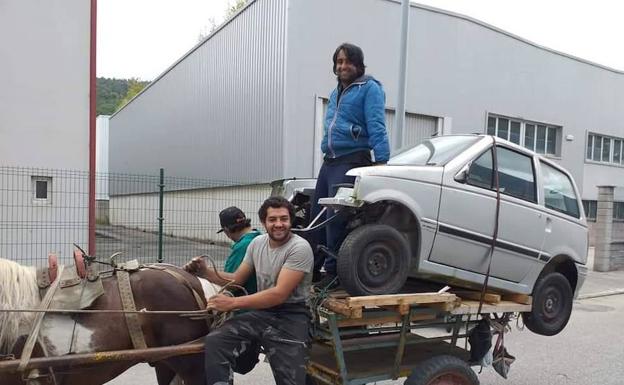 VÍDEO | Un caballo y un carro para transportar un coche en Langreo