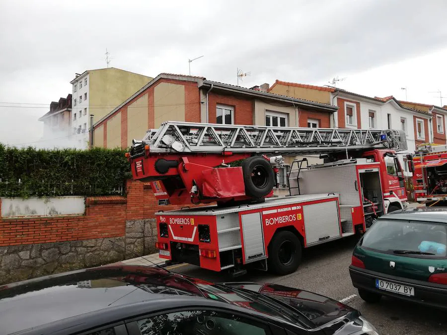A pesar de la espectacularidad del sucesos, no hubo que lamentar daños peronales. Los vecinos fueron desalojados por precaución mientras los Bomberos de Oviedo sofocaban el fuego y ventilaban la zona