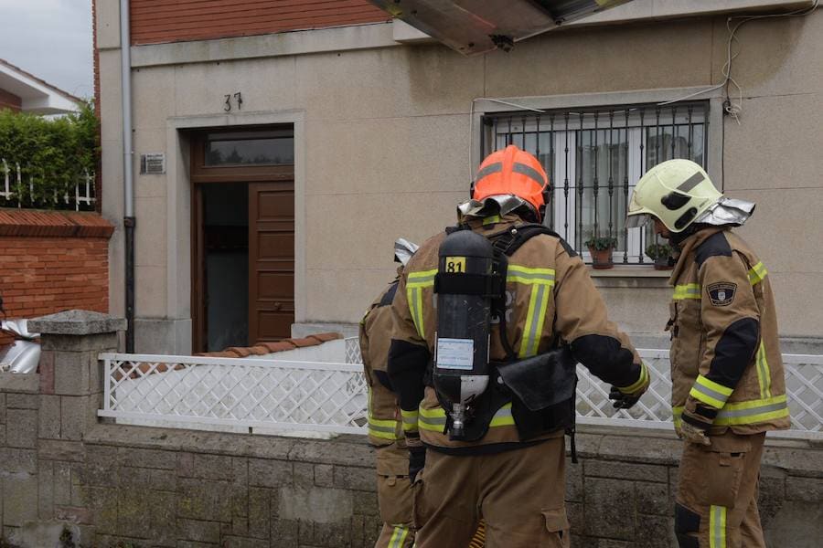 A pesar de la espectacularidad del sucesos, no hubo que lamentar daños peronales. Los vecinos fueron desalojados por precaución mientras los Bomberos de Oviedo sofocaban el fuego y ventilaban la zona