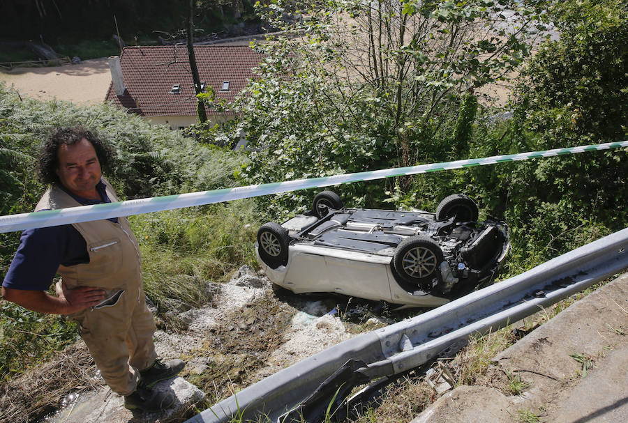 El turismo en el que viajaban se salió de la calzada, se precipitó desde una altura de unos dos metros y quedó volcado sobre el techo en una ladera de la carretera que lleva al arenal maliayo. 