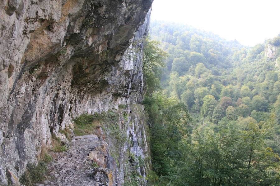 Camino tallado en la roca en las foces del río Casaño, en Cabrales. Se trata de una antigua conducción de agua no finalizada.