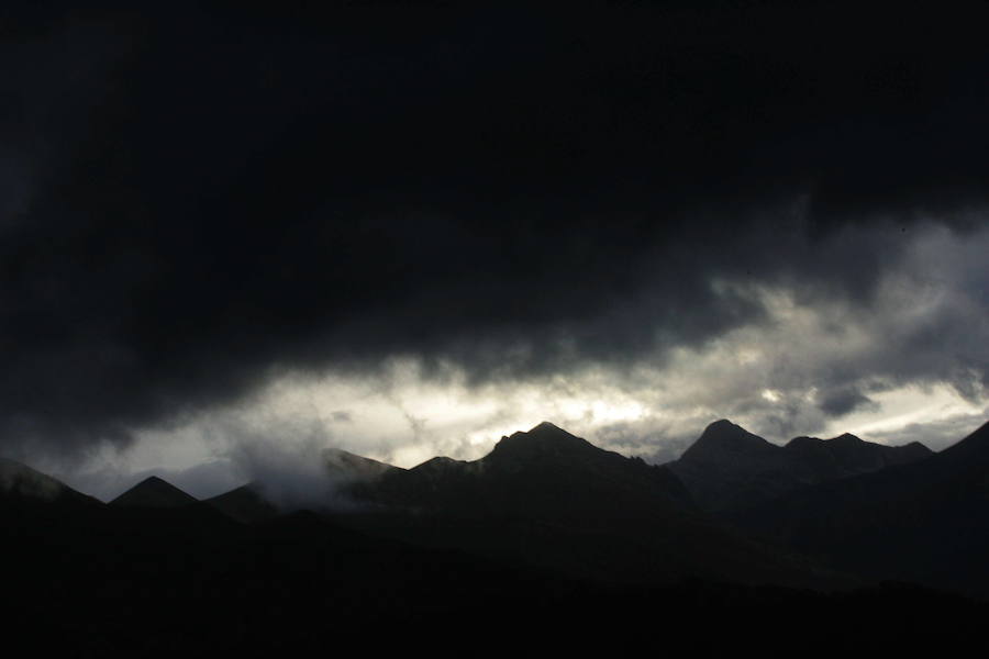Nubes negras sobre las montañas de la Cordillera Cantábrica en una fotografía tomada desde Pajares.