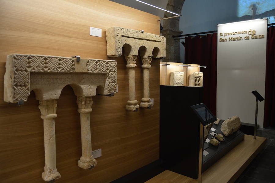 El Museo Prerrománico de San Martín de Salas permanece abierto al público desde esta mañana en la antigua capilla del Palacio Valdés Salas. Estas 21 piezas permanecían en la torre de los Valdés Salas desde 1999.