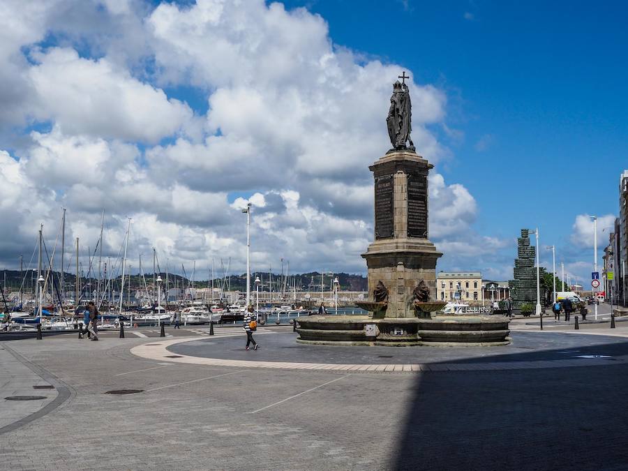 A las puertas del verano Asturias vivió una jornada atípica, con la caída de las temperaturas y precipitaciones débiles durante la primera parte del día. En algunos momentos el sol también hizo acto de presencia.