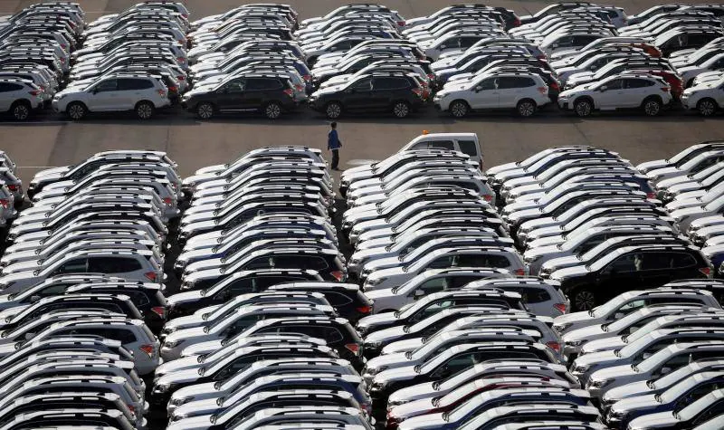 Coches fabricados recientemente a la espera de ser exportados en el puerto de Yokohama.