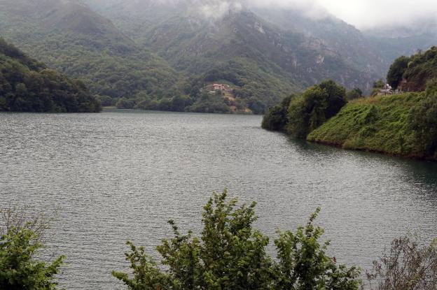 El embalse de Tanes, por el que se estima que podrían navegar hasta cien embarcaciones sin motor. 