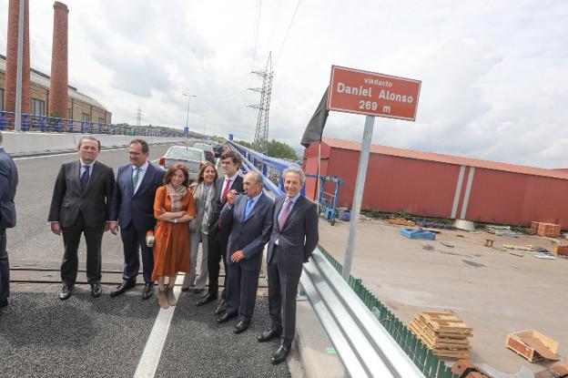 Daniel Alonso, con su familia junto a la señal del viaducto que lleva su nombre. 