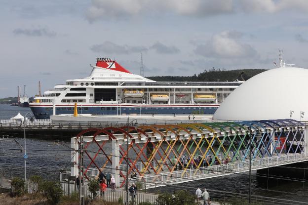 El 'Braemar' atracó, como suele ser habitual, en el muelle de San Agustín, junto al Niemeyer. 