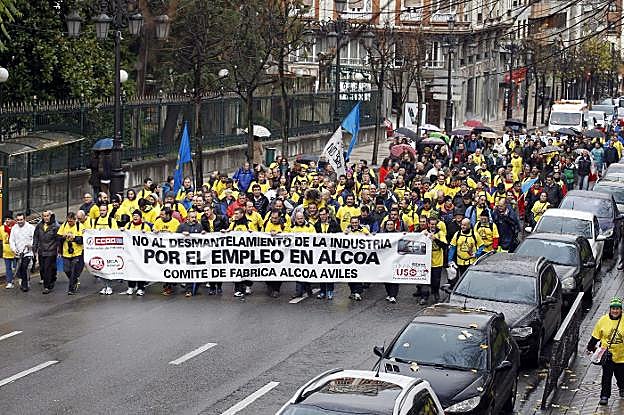 Los trabajadores de Alcoa llegan a Oviedo en la marcha que realizaron desde Avilés el pasado mes de diciembre en defensa de sus empleos. 