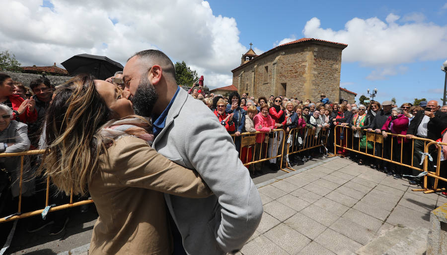Leticia Coello y Juan José Martínez se han dado un total de 88 besos, uno por cada trozo del puchero que el novio rompió contra el crucero de la ermita de La Luz, tal y como manda la tradición del Rito del Beso que cierra las fiestas de El Puchero de Villalegre cada año.