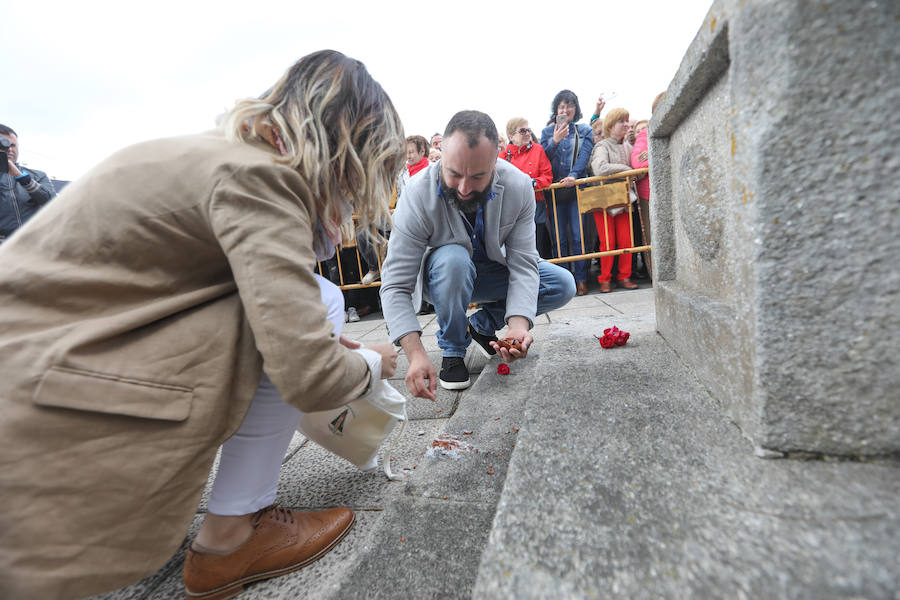 Leticia Coello y Juan José Martínez se han dado un total de 88 besos, uno por cada trozo del puchero que el novio rompió contra el crucero de la ermita de La Luz, tal y como manda la tradición del Rito del Beso que cierra las fiestas de El Puchero de Villalegre cada año.