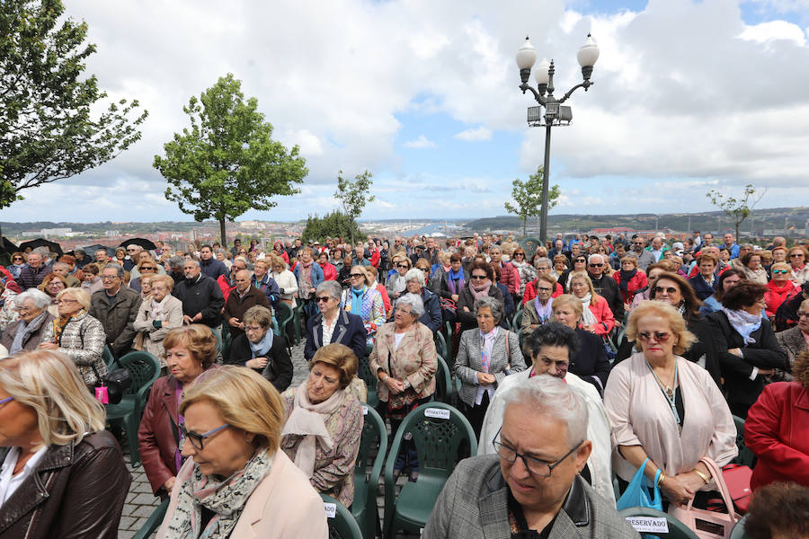 Leticia Coello y Juan José Martínez se han dado un total de 88 besos, uno por cada trozo del puchero que el novio rompió contra el crucero de la ermita de La Luz, tal y como manda la tradición del Rito del Beso que cierra las fiestas de El Puchero de Villalegre cada año.