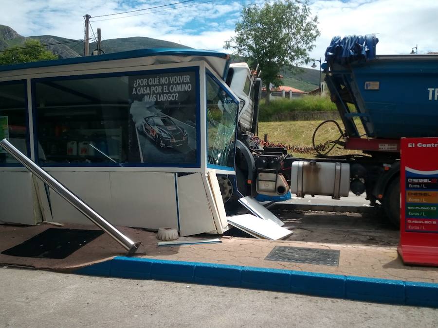 El vehículo pesado perdió los frenos y se estrelló contra la estación de servicios 
