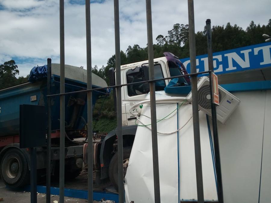 El vehículo pesado perdió los frenos y se estrelló contra la estación de servicios 