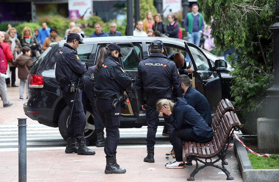 Los arrestados, dos chicos y una chica, está acusados de robar en supermercados. 