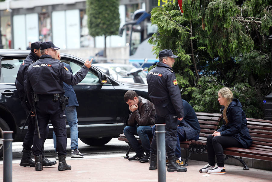 Los arrestados, dos chicos y una chica, está acusados de robar en supermercados. 