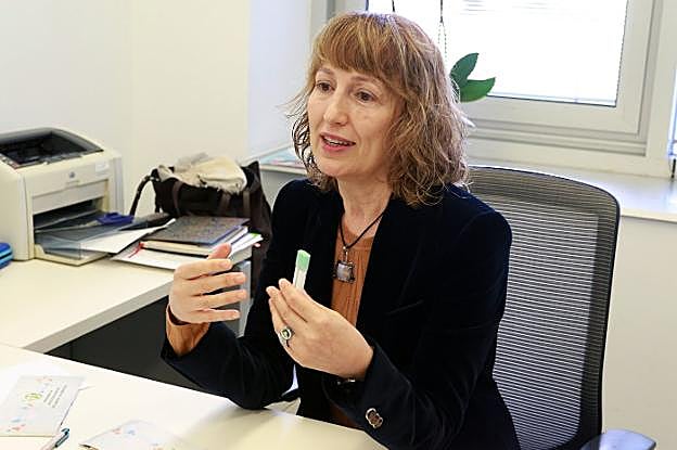 La responsable del programa, Dolores Martín, muestra uno de los test de detección. 