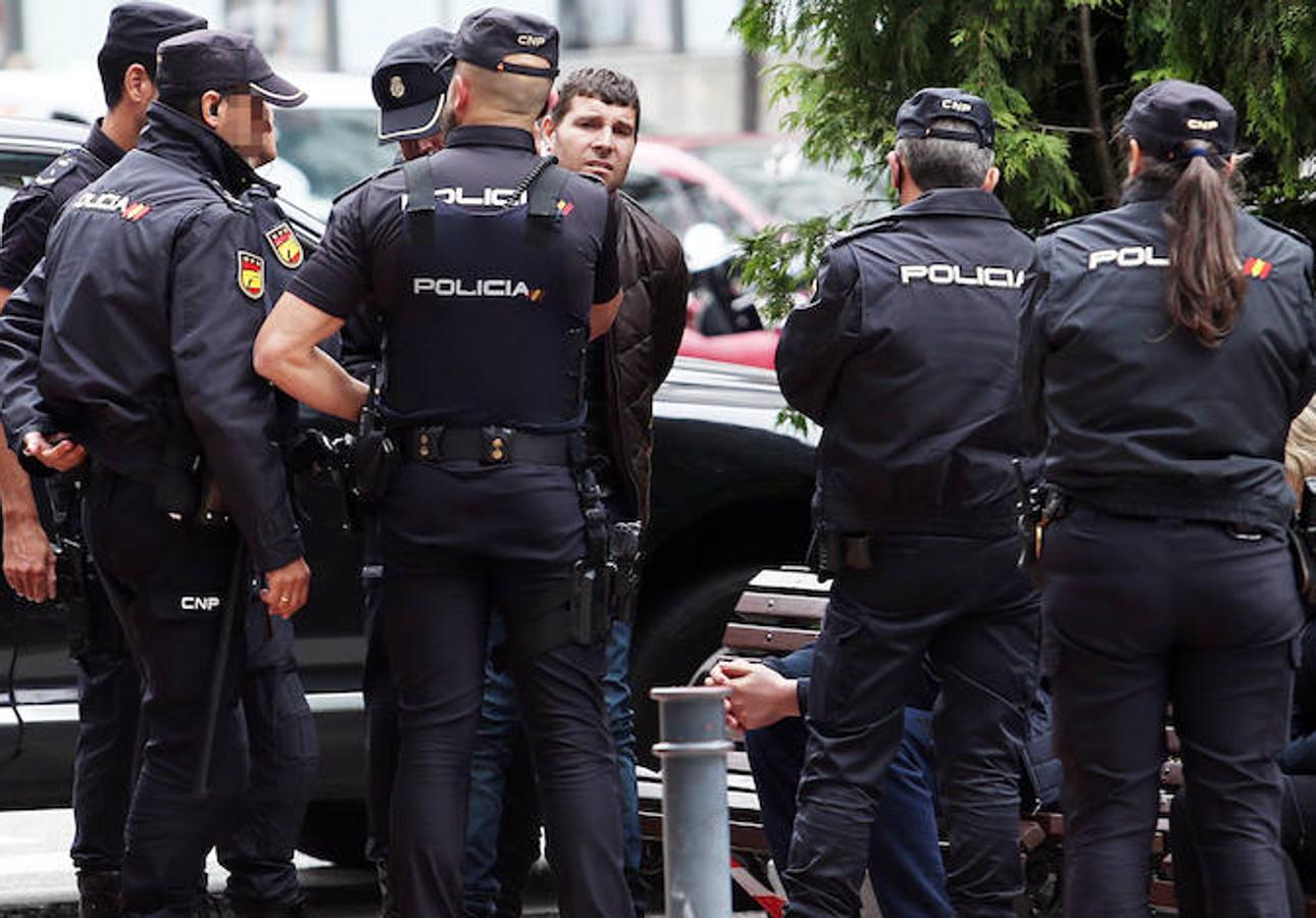 Los arrestados, dos chicos y una chica, está acusados de robar en supermercados. 