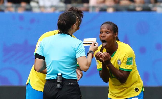 Formiga, tras ver la amarilla ante Jamaica. 