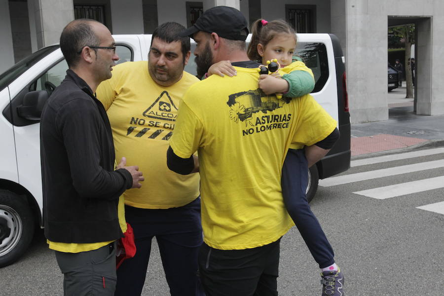 La plantilla de Alcoa marcha desde la planta de la empresa en Avilés hasta la sede de la Delegación de Gobierno en Oviedo