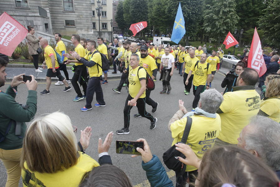 La plantilla de Alcoa marcha desde la planta de la empresa en Avilés hasta la sede de la Delegación de Gobierno en Oviedo