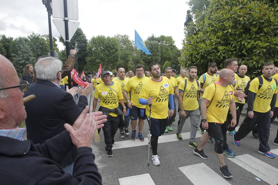 La plantilla de Alcoa marcha desde la planta de la empresa en Avilés hasta la sede de la Delegación de Gobierno en Oviedo