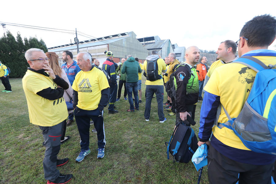 La plantilla de Alcoa marcha desde la planta de la empresa en Avilés hasta la sede de la Delegación de Gobierno en Oviedo