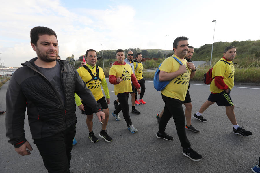 La plantilla de Alcoa marcha desde la planta de la empresa en Avilés hasta la sede de la Delegación de Gobierno en Oviedo