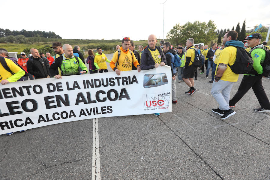 La plantilla de Alcoa marcha desde la planta de la empresa en Avilés hasta la sede de la Delegación de Gobierno en Oviedo