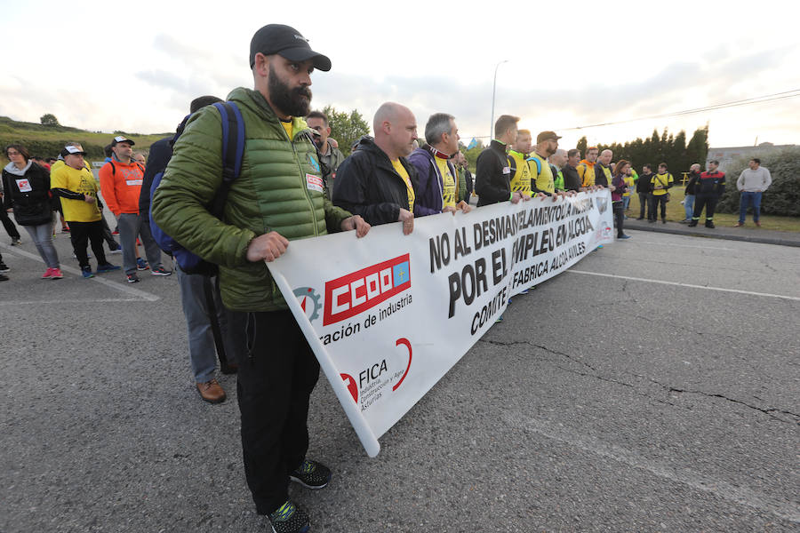 La plantilla de Alcoa marcha desde la planta de la empresa en Avilés hasta la sede de la Delegación de Gobierno en Oviedo