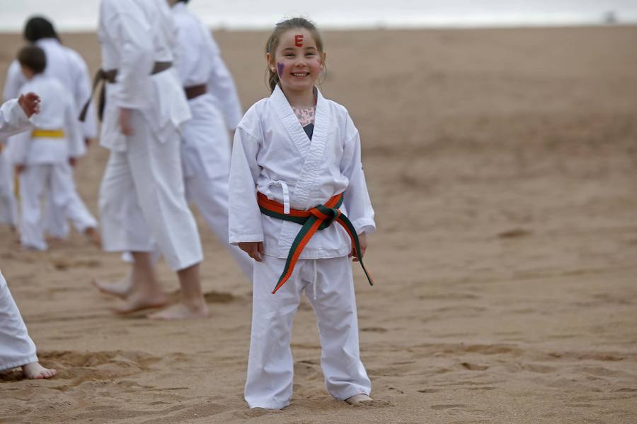 Una exhibición de kárate dirigida por Ricardo García en la playa gijonesa logró la atención de un numeroso público