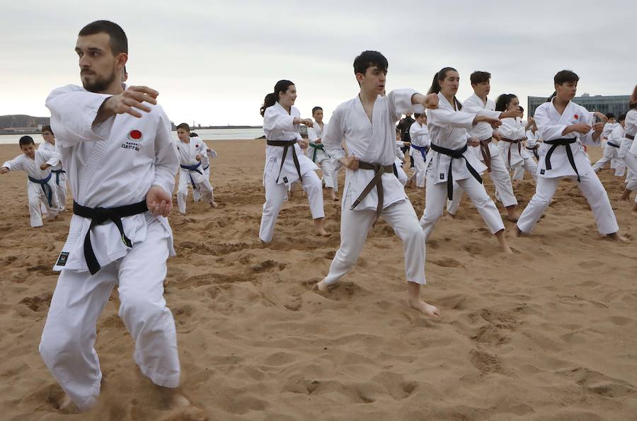 Una exhibición de kárate dirigida por Ricardo García en la playa gijonesa logró la atención de un numeroso público