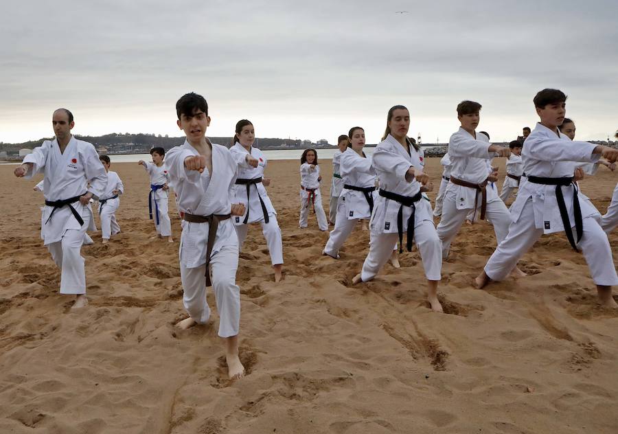 Una exhibición de kárate dirigida por Ricardo García en la playa gijonesa logró la atención de un numeroso público
