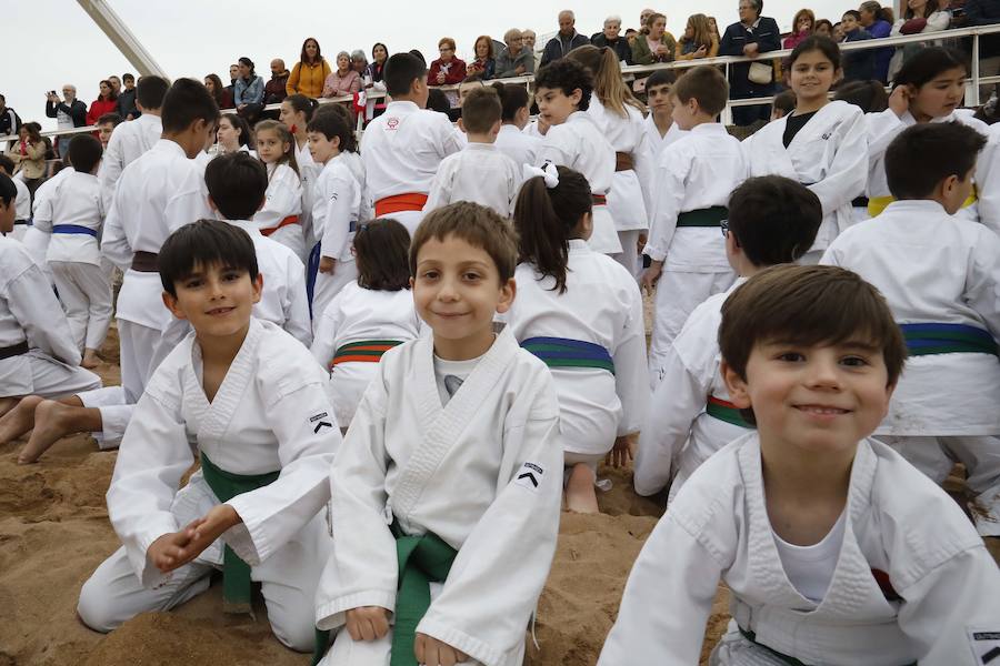 Una exhibición de kárate dirigida por Ricardo García en la playa gijonesa logró la atención de un numeroso público