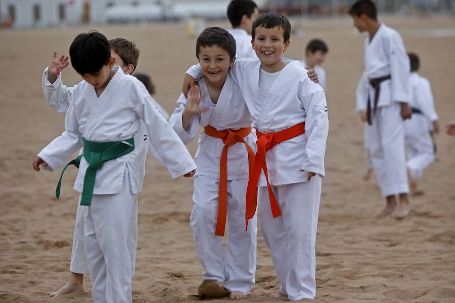 Una exhibición de kárate dirigida por Ricardo García en la playa gijonesa logró la atención de un numeroso público