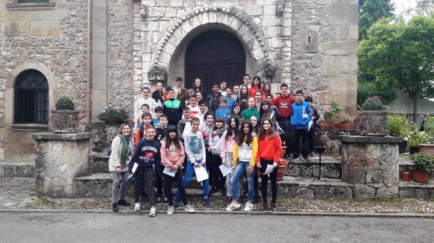 Los escolares posan juntos en el Palacio de Villabona. :: E. C