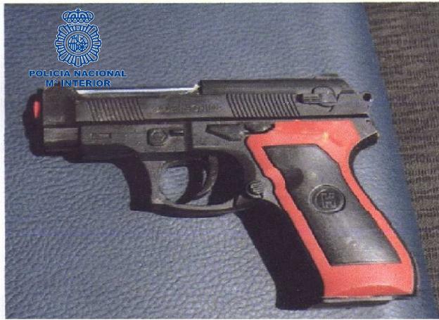 La pistola de juguete encontrada por los agentes. 